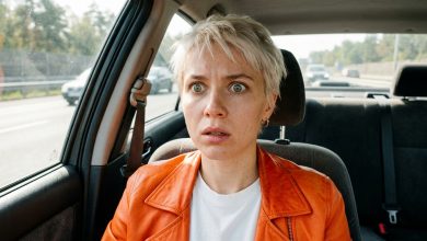 Przez dwadzieścia lat na urodziny dostawałam kuchenne akcesoria — na sześćdziesiąte urodziny dzieci podarowały mi patelnie i wyszły po godzinie, a tamtego wieczoru coś we mnie pękło