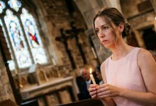 W samym środku ceremonii ślubnej moja teściowa nagle głośno się rozpłakała i powiedziała do księdza: „On zasługuje na kogoś lepszego. Jestem matką — wiem to najlepiej”. W kościele. Przy wszystkich. Mąż spuścił wzrok. Stałam przy ołtarzu, trzymałam świecę i czułam, jak coś we mnie powoli opada, aż w pewnym momencie zdmuchnęłam świecę i powiedziałam coś, czego zupełnie się po mnie nie spodziewali… W samym środku ceremonii ślubnej moja teściowa nagle głośno się rozpłakała i powiedziała do księdza: „On zasługuje na kogoś lepszego. Jestem matką — wiem to najlepiej”. W kościele. Przy wszystkich. Mąż spuścił wzrok. Stałam przy ołtarzu, trzymałam świecę i czułam, jak coś we mnie powoli opada, aż w pewnym momencie zdmuchnęłam świecę i powiedziałam coś, czego zupełnie się po mnie nie spodziewali…