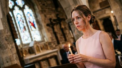 W samym środku ceremonii ślubnej moja teściowa nagle głośno się rozpłakała i powiedziała do księdza: „On zasługuje na kogoś lepszego. Jestem matką — wiem to najlepiej”. W kościele. Przy wszystkich. Mąż spuścił wzrok. Stałam przy ołtarzu, trzymałam świecę i czułam, jak coś we mnie powoli opada, aż w pewnym momencie zdmuchnęłam świecę i powiedziałam coś, czego zupełnie się po mnie nie spodziewali…