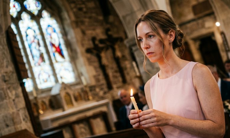 W samym środku ceremonii ślubnej moja teściowa nagle głośno się rozpłakała i powiedziała do księdza: „On zasługuje na kogoś lepszego. Jestem matką — wiem to najlepiej”. W kościele. Przy wszystkich. Mąż spuścił wzrok. Stałam przy ołtarzu, trzymałam świecę i czułam, jak coś we mnie powoli opada, aż w pewnym momencie zdmuchnęłam świecę i powiedziałam coś, czego zupełnie się po mnie nie spodziewali… W samym środku ceremonii ślubnej moja teściowa nagle głośno się rozpłakała i powiedziała do księdza: „On zasługuje na kogoś lepszego. Jestem matką — wiem to najlepiej”. W kościele. Przy wszystkich. Mąż spuścił wzrok. Stałam przy ołtarzu, trzymałam świecę i czułam, jak coś we mnie powoli opada, aż w pewnym momencie zdmuchnęłam świecę i powiedziałam coś, czego zupełnie się po mnie nie spodziewali…