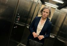 Sąsiad z naprzeciwka zatrzymał mnie w windzie i powiedział: „Znowu pani sama? Mąż panią zostawił czy sama pani odeszła?” Z uśmiechem. Jakby to było zupełnie normalne pytanie. Drzwi windy się zamknęły. Jechaliśmy na ósme piętro. I przez te trzydzieści sekund powiedziałam mu wszystko, co o nim myślę. Wyszedł w milczeniu. A od tamtej pory mówi dzień dobry, nie podnosząc wzroku.