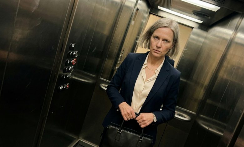 Sąsiad z naprzeciwka zatrzymał mnie w windzie i powiedział: „Znowu pani sama? Mąż panią zostawił czy sama pani odeszła?” Z uśmiechem. Jakby to było zupełnie normalne pytanie. Drzwi windy się zamknęły. Jechaliśmy na ósme piętro. I przez te trzydzieści sekund powiedziałam mu wszystko, co o nim myślę. Wyszedł w milczeniu. A od tamtej pory mówi dzień dobry, nie podnosząc wzroku.