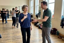 Mam 61 lat i zapisałam się na zajęcia taneczne. Po raz pierwszy od rozwodu ktoś zaprosił mnie do tanga. Moje dzieci twierdzą, że powinnam zachowywać się “na swój wiek”.