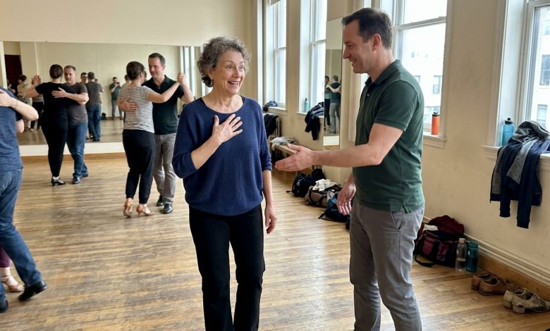 Mam 61 lat i zapisałam się na zajęcia taneczne. Po raz pierwszy od rozwodu ktoś zaprosił mnie do tanga. Moje dzieci twierdzą, że powinnam zachowywać się “na swój wiek”.