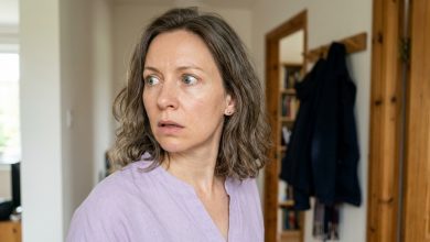 Syn poprosił mnie, żebym nikomu nie mówiła, że wrócił do miasta — a tydzień później do moich drzwi zapukali obcy ludzie i zapytali o niego Syn poprosił mnie, żebym nikomu nie mówiła, że wrócił do miasta — a tydzień później do moich drzwi zapukali obcy ludzie i zapytali o niego