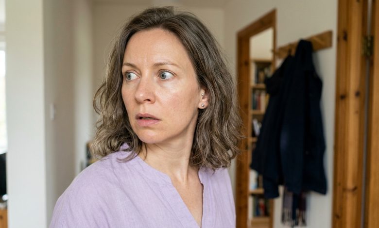 Syn poprosił mnie, żebym nikomu nie mówiła, że wrócił do miasta — a tydzień później do moich drzwi zapukali obcy ludzie i zapytali o niego Syn poprosił mnie, żebym nikomu nie mówiła, że wrócił do miasta — a tydzień później do moich drzwi zapukali obcy ludzie i zapytali o niego