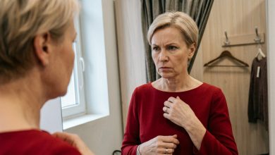 Przymierzałam sukienkę na swoje 50. urodziny — piękną, moją. Wyszłam z przymierzalni. Mama obejrzała mnie i powiedziała przy sprzedawczyni: „To już nie jest w twoim wieku. Popatrz tylko na siebie.” Popatrzyłam. W lustro. Długo. A potem zrobiłam coś — czego mama nigdy w życiu by się nie spodziewała. Przymierzałam sukienkę na swoje 50. urodziny — piękną, moją. Wyszłam z przymierzalni. Mama obejrzała mnie i powiedziała przy sprzedawczyni: „To już nie jest w twoim wieku. Popatrz tylko na siebie.” Popatrzyłam. W lustro. Długo. A potem zrobiłam coś — czego mama nigdy w życiu by się nie spodziewała.