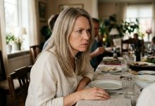 Przyszliśmy z mężem na kolację do jego rodziców. Teściowa nakryła do stołu, usiadła i powiedziała do mnie: „Specjalnie nic dla ciebie nie przygotowałam, przecież wiecznie jesteś na diecie, choć dobrze by ci zrobiło zjeść normalnie, bo mój syn niedługo znajdzie sobie inną. Mąż wziął kanapkę i nic nie powiedział. I wtedy wstałam i …