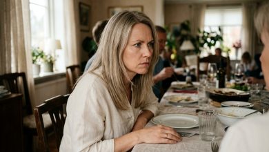 Przyszliśmy z mężem na kolację do jego rodziców. Teściowa nakryła do stołu, usiadła i powiedziała do mnie: „Specjalnie nic dla ciebie nie przygotowałam, przecież wiecznie jesteś na diecie, choć dobrze by ci zrobiło zjeść normalnie, bo mój syn niedługo znajdzie sobie inną. Mąż wziął kanapkę i nic nie powiedział. I wtedy wstałam i …