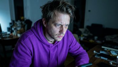 Żona poprosiła, żebym nie otwierał jej starego laptopa — wytrzymałem miesiąc, a pewnej nocy otworzyłem go i nie mogłem zamknąć aż do rana