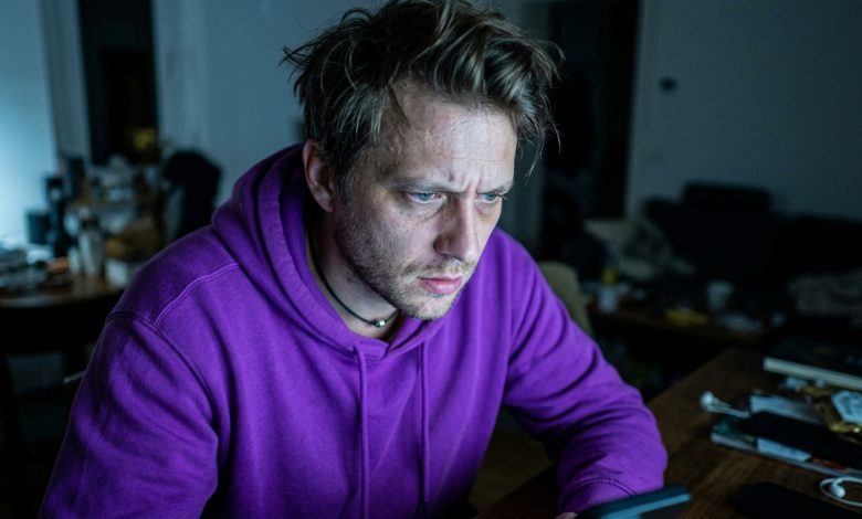 Żona poprosiła, żebym nie otwierał jej starego laptopa — wytrzymałem miesiąc, a pewnej nocy otworzyłem go i nie mogłem zamknąć aż do rana