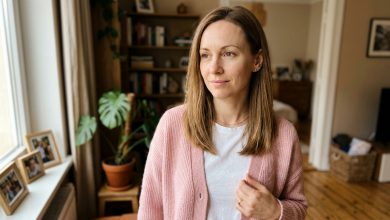 Powiedziałam teściowej, że jestem w ciąży. Przez chwilę milczała, a potem zapytała: „Czy na pewno jesteście gotowi? Przecież ledwo wiążecie koniec z końcem.” Mąż stał obok i milczał. Uśmiechnęłam się. Odwróciłam się. Wyszłam. I od tamtego wieczoru w naszej rodzinie wiele się zmieniło.