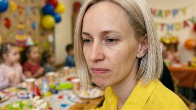 Na piąte urodziny mojej córki teściowa przyszła, przytuliła wnuczkę — a zaraz potem, przy gościach, odwróciła się do mnie: «Dziewczynka w ogóle nie jest do ciebie podobna. Całe szczęście — wykapana nasza rodzina.» Goście zamilkli. Mąż się roześmiał. A ja powiedziałam słowa, po których teściowa zaczęła zbierać się do domu.