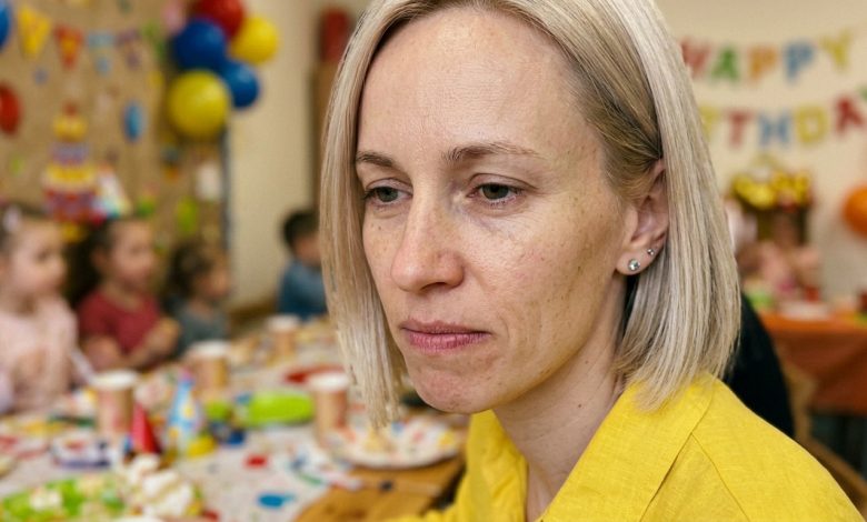 Na piąte urodziny mojej córki teściowa przyszła, przytuliła wnuczkę — a zaraz potem, przy gościach, odwróciła się do mnie: «Dziewczynka w ogóle nie jest do ciebie podobna. Całe szczęście — wykapana nasza rodzina.» Goście zamilkli. Mąż się roześmiał. A ja powiedziałam słowa, po których teściowa zaczęła zbierać się do domu.