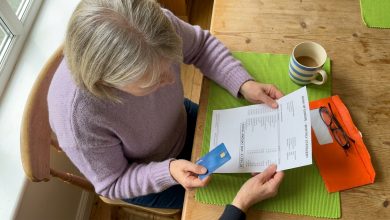 Moja córka poprosiła mnie, bym “na wszelki wypadek” trzymała jej kartę kredytową. Miesiąc później przyszedł wyciąg na osiem tysięcy.
