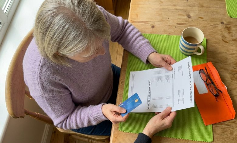 Moja córka poprosiła mnie, bym “na wszelki wypadek” trzymała jej kartę kredytową. Miesiąc później przyszedł wyciąg na osiem tysięcy.