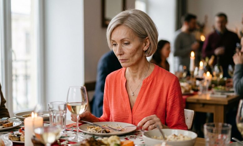 Przez 20 lat małżeństwa ani razu nie opuściłam żadnego rodzinnego święta po stronie męża. A kiedy skończyłam pięćdziesiąt lat, nie przyszedł nikt. Teściowa zadzwoniła i powiedziała: „Przecież jesteś dorosłą osobą, po co ci ten cały pokaz?”. Patrzyłam na nakryty stół i myślałam tylko o jednym…