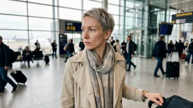 Po raz pierwszy od siedmiu lat wyjechałam z przyjaciółkami na pięciodniowy urlop. Mąż odprowadzał mnie w milczeniu. W ostatniej chwili powiedział: „Jeśli potrafisz tak po prostu wyjechać, to znaczy, że nic cię nie trzyma w domu”. Odwróciłam się. Spojrzałam na niego. Wzięłam walizkę. I w czasie lotu podjęłam decyzję, o której dowie się, kiedy wrócę.