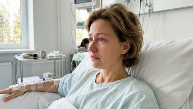 Trafiłam do szpitala z wysokim ciśnieniem. Mąż przyjechał po trzech godzinach i pierwsze, co powiedział, to: „No i co znowu? Zawsze robisz to w najgorszym momencie”. Leżałam pod kroplówką. „W najgorszym momencie”. Pielęgniarka wyszła z sali. I w końcu znalazłam słowa, żeby mu odpowiedzieć…