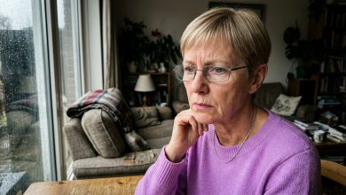 Synowa poprosiła, żebym została po niedzielnej kolacji — położyła na stole kilka kartek papieru i zaczęła czytać na głos, a kiedy dotarłam do ostatniej strony, ziemia usunęła mi się spod nóg