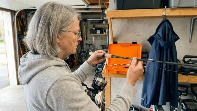 Mój mąż łowił ryby każdej niedzieli przez dwa lata. Znalazłam jego wędki w garażu — nigdy nie były mokre.
