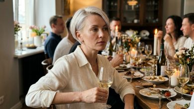 Świętowaliśmy urodziny mojego męża, teściowa wzniosła kieliszek: „Za naszego syna — jak on to wszystko dźwiga, pracuje, nie narzeka”. Siedziałam obok. 10 lat małżeństwa. Dwoje dzieci. Jego matka w mojej kuchni w każdą niedzielę. Mąż nawet nie spojrzał w moją stronę. Odstawiłam kieliszek, wstałam od stołu. I powiedziałam wszystkim tylko jedno zdanie, po którym święto się skończyło….