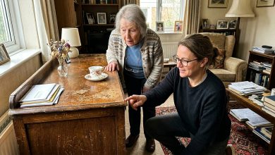 Wystawiłem na sprzedaż stary kredens mojej babci. Kupujący wskazał na znak pod powierzchnią — a pod lakierem było nazwisko, którego nikt w naszej rodzinie nie znał.