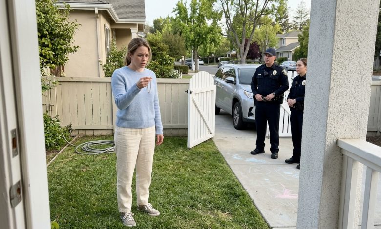 Znalazłam bransoletkę mojej córki na targu staroci — Następnego ranka policja była na moim podwórku i mówiła: “Musimy porozmawiać”