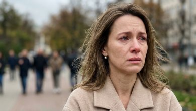 Tatę chowano w środę. Stałam przy trumnie i płakałam, nie mogłam się uspokoić. Mama podeszła od tyłu i szepnęła: „Przestań. On na to nie zasłużył”. Odwróciłam się. I nagle zrozumiałam, że dłużej nie mogę milczeć, i zrobiłam tam, na miejscu, coś, czego sama się po sobie nie spodziewałam. ..