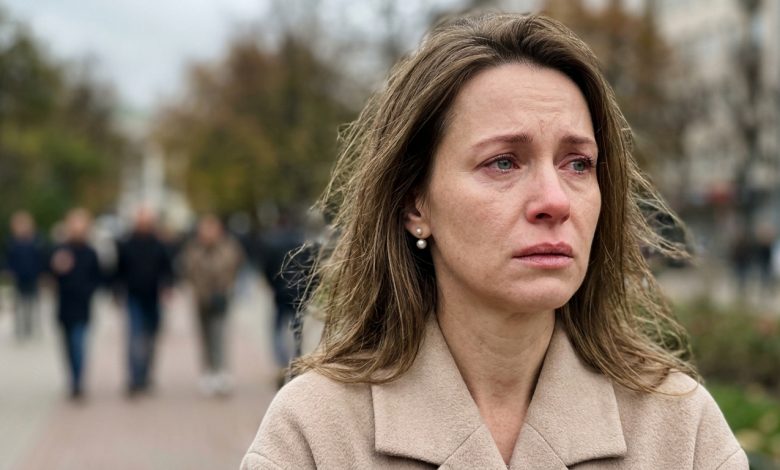 Tatę chowano w środę. Stałam przy trumnie i płakałam, nie mogłam się uspokoić. Mama podeszła od tyłu i szepnęła: „Przestań. On na to nie zasłużył”. Odwróciłam się. I nagle zrozumiałam, że dłużej nie mogę milczeć, i zrobiłam tam, na miejscu, coś, czego sama się po sobie nie spodziewałam. ..