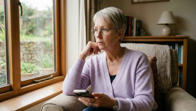 Syn nie dzwonił przez cztery miesiące. Napisałam „stęskniłam się, co u ciebie?”. Odpisał po trzech dniach: „Mamo, przecież rozumiesz — mam swoje życie, rodzinę. Nie pisz tak często.” Cztery miesiące ciszy — i „nie pisz tak często”. Zamknęłam telefon. I po raz pierwszy od czterdziestu pięciu lat bycia matką zadałam sobie jedno pytanie…