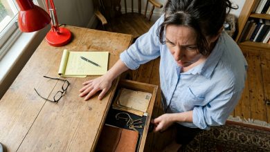 Mój mąż poprosił mnie, abym nie otwierała jednego z szuflad w jego biurku. Nie otwierałam jej przez siedem lat. Potem to zrobiłam.