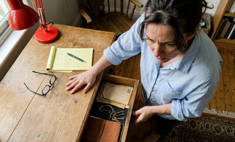 Mój mąż poprosił mnie, abym nie otwierała jednego z szuflad w jego biurku. Nie otwierałam jej przez siedem lat. Potem to zrobiłam.