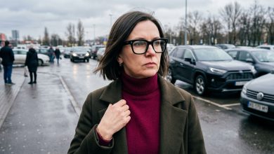 Dzieci podarowały mi wyjazd na wypoczynek i żegnały mnie z uśmiechem — a kiedy wróciłam do domu, podeszłam do bramy i zobaczyłam cudzą kłódkę