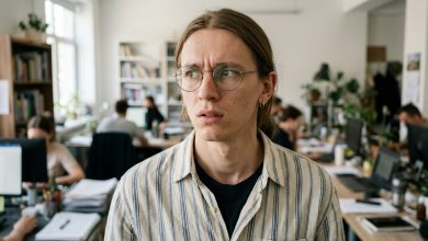 Kolega poprosił mnie, żebym nikomu nie mówił, że widziałem go na lotnisku — tydzień później jego żona zadzwoniła do mnie i zadała jedno decydujące pytanie