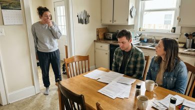 Wróciłam do domu wcześniej. Przy moim stole kuchennym siedzieli obcy ludzie — a na podrobionej umowie najmu było nazwisko mojej sąsiadki.