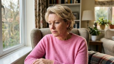 Przez trzy lata odkładałam pieniądze na kurs prawa jazdy — w tajemnicy przed mężem, po trochu. W końcu powiedziałam mu o tym. Spojrzał na mnie i się roześmiał: „Mówisz poważnie? W wieku 52 lat?” Roześmiał się. Nie zaprotestował — roześmiał się. Wyszłam z pokoju. I zrobiłam coś, o czym dowiedział się dopiero miesiąc później.