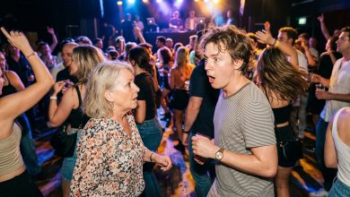 Spędziłam siedemnaście lat, opłakując moich rodziców. Potem wpadłam na moją matkę na parkiecie.