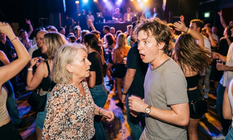 Spędziłam siedemnaście lat, opłakując moich rodziców. Potem wpadłam na moją matkę na parkiecie.