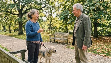 Poznałam go, spacerując z psem w parku. Mam 63 lata i myślałam, że już na nikogo nie zwrócę uwagi. Moja córka mówi, że robię z siebie głupka. Nie czułam się tak żywa od lat.