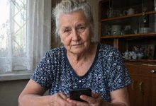 Syn podarował mi drogi telefon… Ucieszyłam się, dopóki nie dowiedziałam się, że śledzi każdy mój telefon…