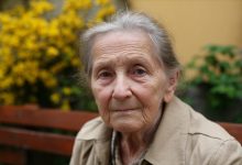 Deset let jsem odkládala peníze na spořicím účtu na svůj pohřeb — aby děti nemusely vydávat. Nedávno jsem o tom řekla synovi a velmi toho litovala…