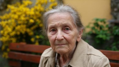 Deset let jsem odkládala peníze na spořicím účtu na svůj pohřeb — aby děti nemusely vydávat. Nedávno jsem o tom řekla synovi a velmi toho litovala…