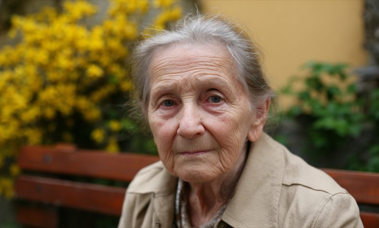 Deset let jsem odkládala peníze na spořicím účtu na svůj pohřeb — aby děti nemusely vydávat. Nedávno jsem o tom řekla synovi a velmi toho litovala…