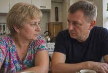 Syn zaprosił nas z mężem na kolację do restauracji. Gdy kelner zabrał talerze, syn wyjął dokumenty i powiedział, że musi z nami poważnie porozmawiać…