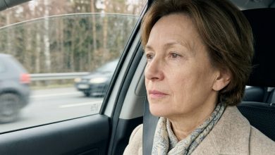 Syn wyjaśnił mi, że lepiej przepisać działkę na niego — „to tylko ze względów podatkowych, mamo, nie martw się” — zgodziłam się pojechać do notariusza, ale po drodze podjęłam decyzję, której się nie spodziewał.