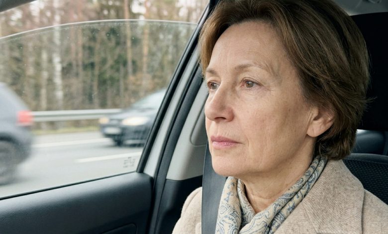 Syn wyjaśnił mi, że lepiej przepisać działkę na niego — „to tylko ze względów podatkowych, mamo, nie martw się” — zgodziłam się pojechać do notariusza, ale po drodze podjęłam decyzję, której się nie spodziewał.