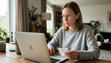 Mąż co roku brał urlop, żeby „pojechać na ryby z przyjacielem” — przez siedem lat o nic nie pytałam — ale tym razem w kieszeni jego kurtki znalazłam rachunek z hotelu za pokój dla dwojga i w milczeniu otworzyłam laptopa.