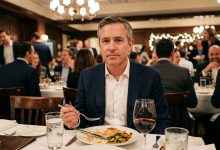 Podczas firmowej kolacji teść wstał z kieliszkiem i powiedział, że jego córka mogła znaleźć sobie lepszego męża — przy stole rozległ się śmiech — poczekałem, aż usiądzie, odłożyłem widelec i wypowiedziałem jedno zdanie, po którym nie spojrzał mi w oczy do końca wieczoru.