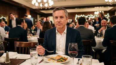 Podczas firmowej kolacji teść wstał z kieliszkiem i powiedział, że jego córka mogła znaleźć sobie lepszego męża — przy stole rozległ się śmiech — poczekałem, aż usiądzie, odłożyłem widelec i wypowiedziałem jedno zdanie, po którym nie spojrzał mi w oczy do końca wieczoru.